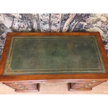 Ein guter antiker Sockelschreibtisch aus massivem Walnussholz