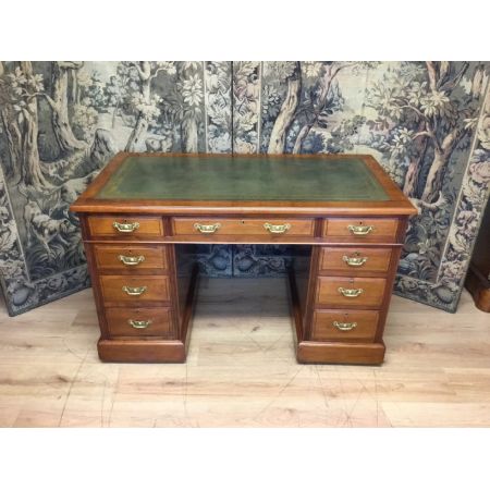 Ein guter antiker Sockelschreibtisch aus massivem Walnussholz