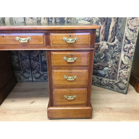 Ein guter antiker Sockelschreibtisch aus massivem Walnussholz