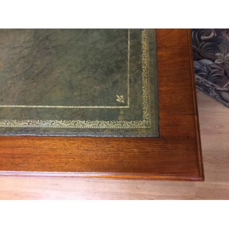 Ein guter antiker Sockelschreibtisch aus massivem Walnussholz