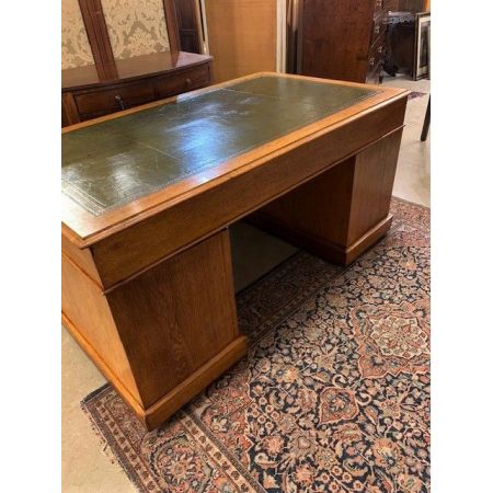 Großer antiker Sockelscheibtisch aus Eichenholz mit Ledereinsatz