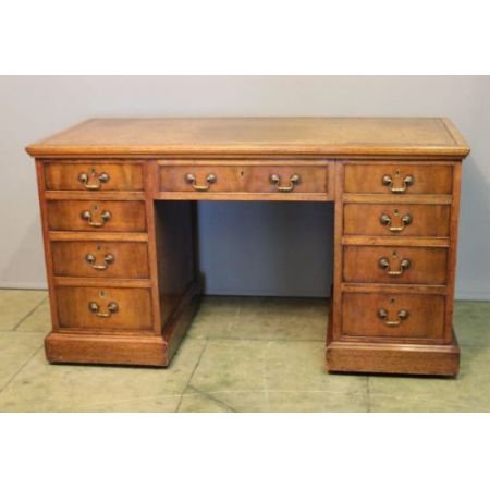 Antiker Sockelschreibtisch aus Walnussholz