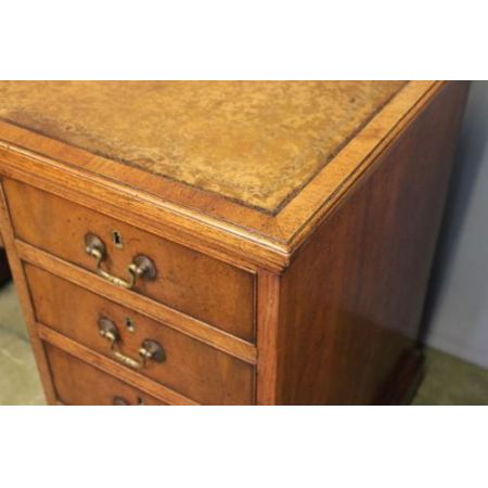 Antiker Sockelschreibtisch aus Walnussholz