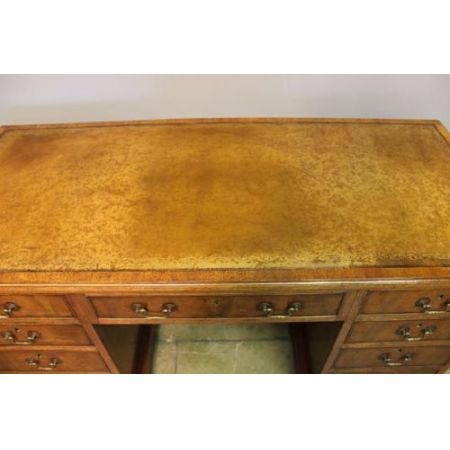 Antiker Sockelschreibtisch aus Walnussholz