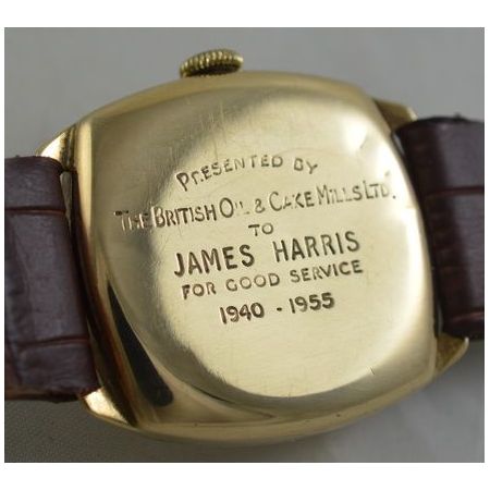 Antike Kissenförmige Armbanduhr von 1955