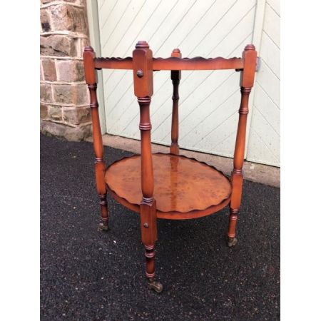 Antiker Walnussholz Galerie Tisch von 1920