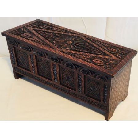 Antiker geschnitztes Schmuckkästchen 