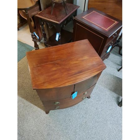 Kleiner antiker Bowfront-Schrank aus der georgischen Epoche