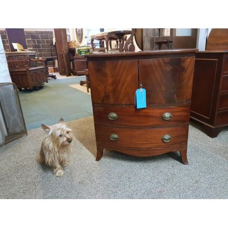 Kleiner antiker Bowfront-Schrank aus der georgischen Epoche