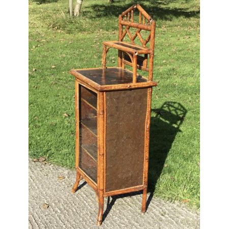 Antiker Musikschrank mit Bambusglasfront 