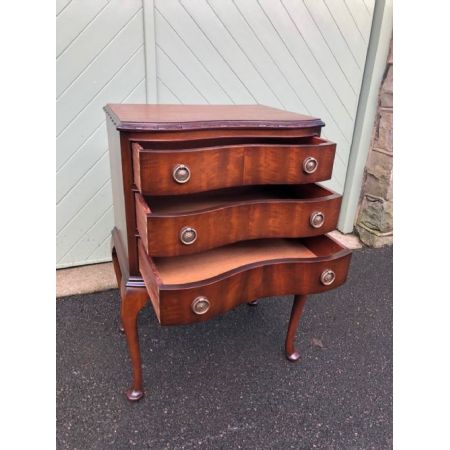 Antikes Nachtschränkchen aus Mahagoni von ca 1920