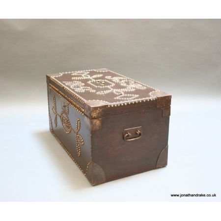 Antike dekorative beschlagene Truhe