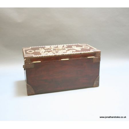 Antike dekorative beschlagene Truhe