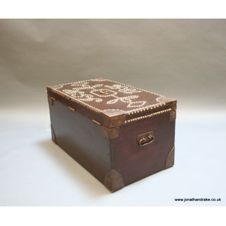 Antike dekorative beschlagene Truhe