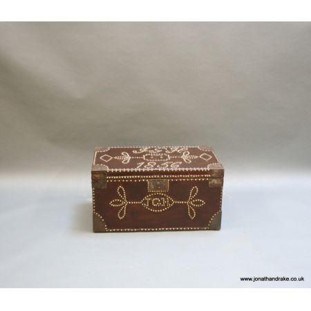 Antike dekorative beschlagene Truhe