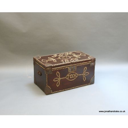 Antike dekorative beschlagene Truhe