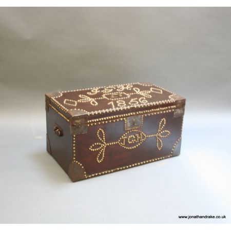 Antike dekorative beschlagene Truhe