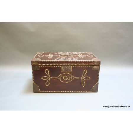 Antike dekorative beschlagene Truhe