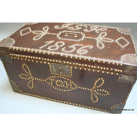 Antike dekorative beschlagene Truhe