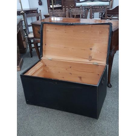 Antike beschlagene Truhe mit Kunstleder