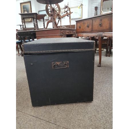 Antike beschlagene Truhe mit Kunstleder