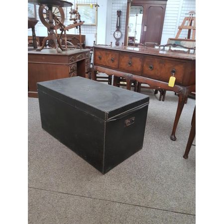 Antike beschlagene Truhe mit Kunstleder