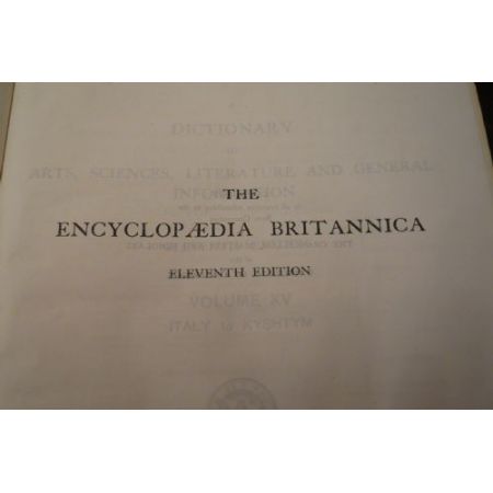 Antiker Bücherschrank aus Kiefern Massivholz mit Kopien der Enclopaedia Britannica
