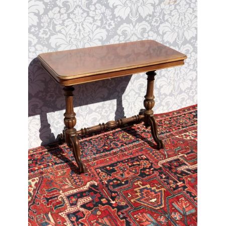 Antiker Mitteltisch aus Mahagoni