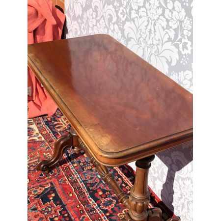 Antiker Mitteltisch aus Mahagoni