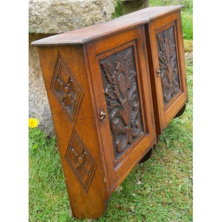 Antikes Paar kleiner geschnitzter Wandschränke aus Eichenholz 