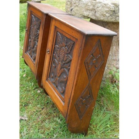 Antikes Paar kleiner geschnitzter Wandschränke aus Eichenholz 