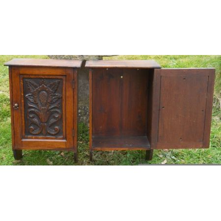 Antikes Paar kleiner geschnitzter Wandschränke aus Eichenholz 