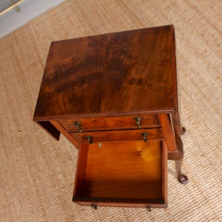 Kleine antike Kommode aus Walnussholz