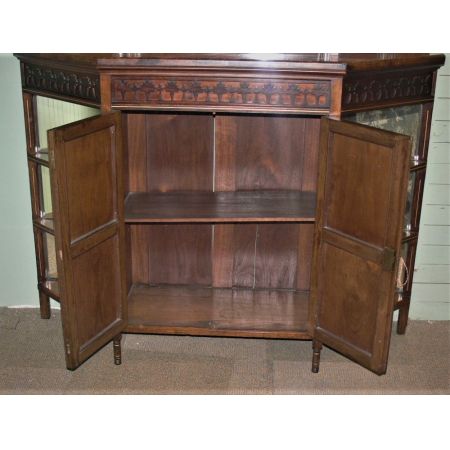 Antiker Schrank aus massivem Nussbaumholz