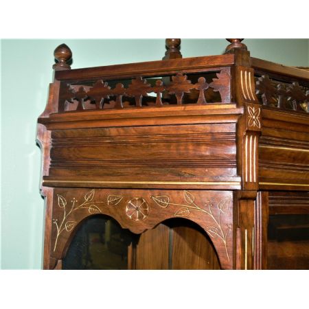 Antiker Schrank aus massivem Nussbaumholz