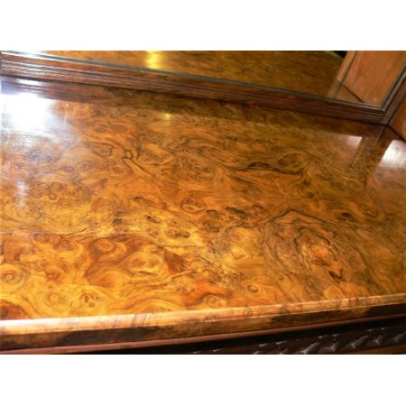 Antiker Schrank aus massivem Nussbaumholz