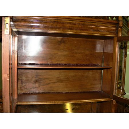 Antiker Schrank aus massivem Nussbaumholz