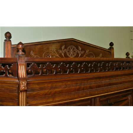 Antiker Schrank aus massivem Nussbaumholz