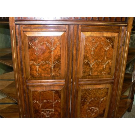 Antiker Schrank aus massivem Nussbaumholz