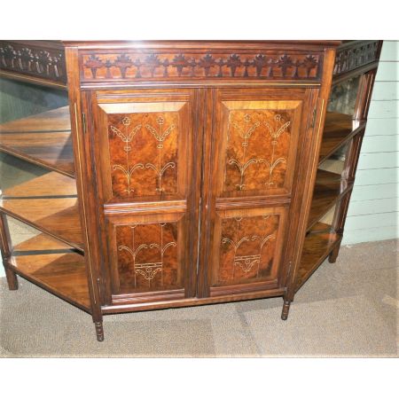 Antiker Schrank aus massivem Nussbaumholz