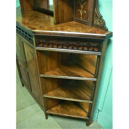 Antiker Schrank aus massivem Nussbaumholz