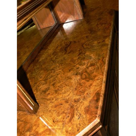 Antiker Schrank aus massivem Nussbaumholz