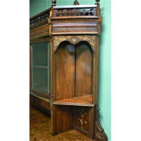 Antiker Schrank aus massivem Nussbaumholz