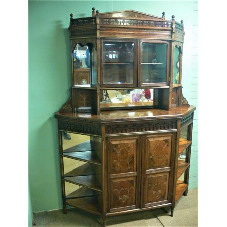 Antiker Schrank aus massivem Nussbaumholz