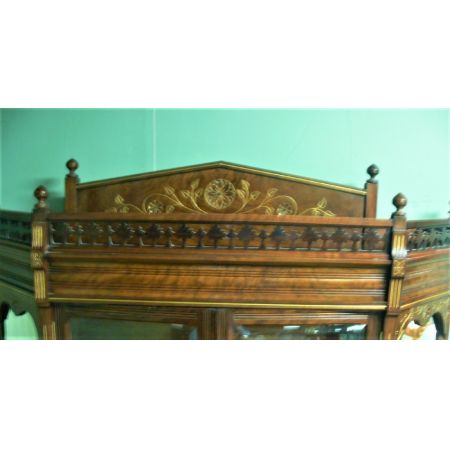 Antiker Schrank aus massivem Nussbaumholz