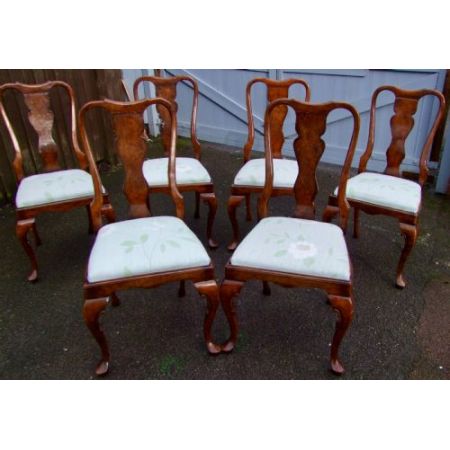 Antikes Set mit sechs Esszimmerstühlen aus Walnussholz