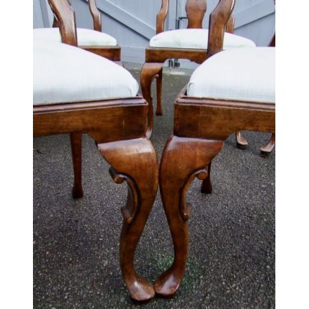 Antikes Set mit sechs Esszimmerstühlen aus Walnussholz