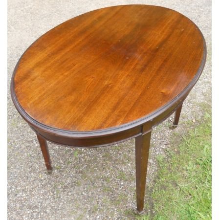 Antiker ovaler Mitteltisch aus Mahagoni