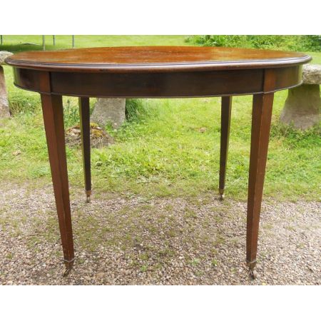 Antiker ovaler Mitteltisch aus Mahagoni