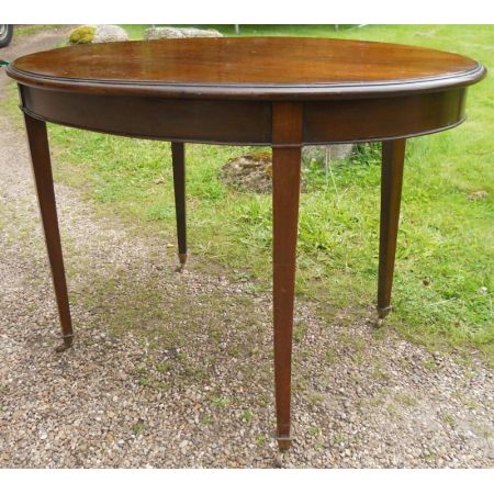 Antiker ovaler Mitteltisch aus Mahagoni